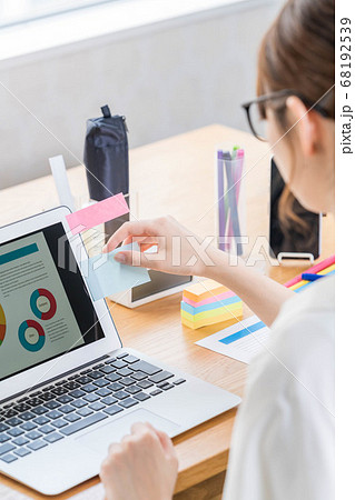 テレワークをする若い女性 【ふせんを貼る】 68192539