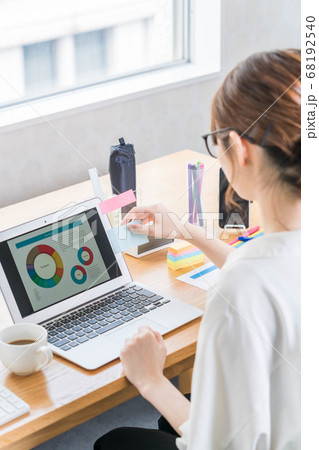 テレワークをする若い女性 【ふせんを貼る】 68192540