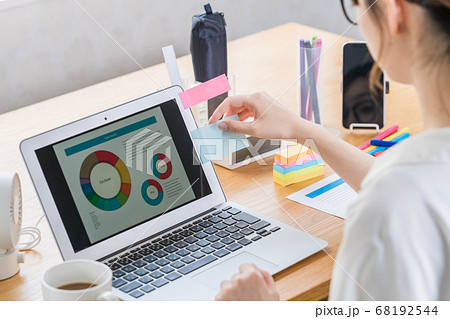 テレワークをする若い女性 【ふせんを貼る】 68192544