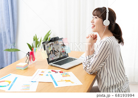 テレワーク 自宅でウェブ会議をする笑顔の若い女性 テレワーク 自宅でウェブ会議をする笑顔の若い女性 68193994