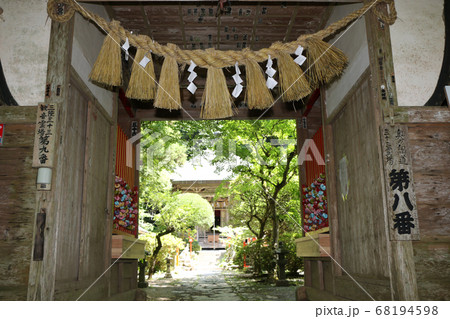 登米市柳津虚空蔵尊の山門から本堂を見る（宮城） 68194598