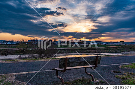 大阪・大和川と夕陽 大阪・大和川と夕陽 68195677