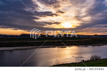 大阪・大和川と夕陽 大阪・大和川と夕陽 68195681