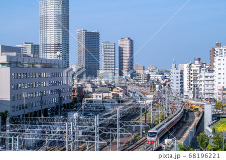 日本の東京都市景観 イーストコア曳舟二番館や電車などを望む 68196221