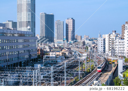 日本の東京都市景観 イーストコア曳舟二番館や電車などを望む 68196222