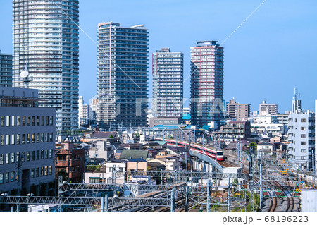 日本の東京都市景観 イーストコア曳舟二番館や電車などを望む 日本の東京都市景観 イーストコア曳舟二番館や電車などを望む 68196223