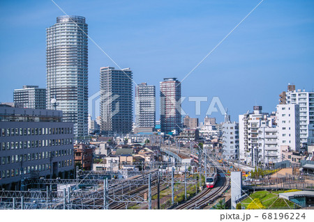 日本の東京都市景観 イーストコア曳舟二番館や電車などを望む 日本の東京都市景観 イーストコア曳舟二番館や電車などを望む 68196224