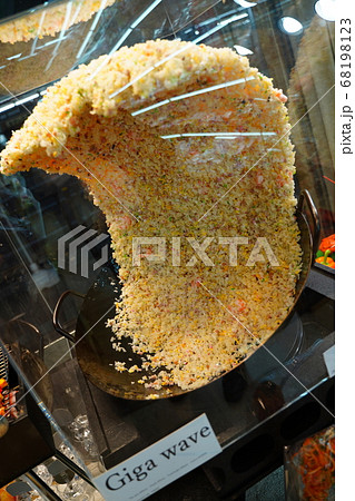 ショーケース内の食品サンプル ショーケース内の食品サンプル 68198123
