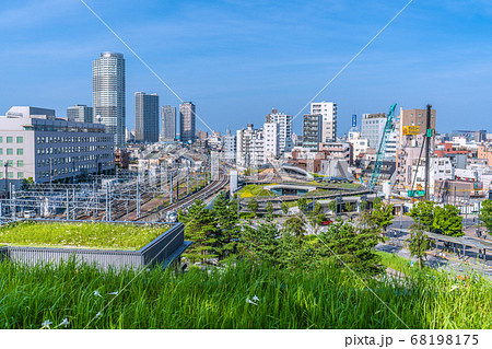 日本の東京都市景観 押上駅前自転車駐車場やイーストコア曳舟二番館などを望む 日本の東京都市景観 押上駅前自転車駐車場やイーストコア曳舟二番館などを望む 68198175