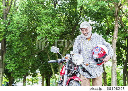 バイクライフ　シニアライダーとモーターサイクル 68198293