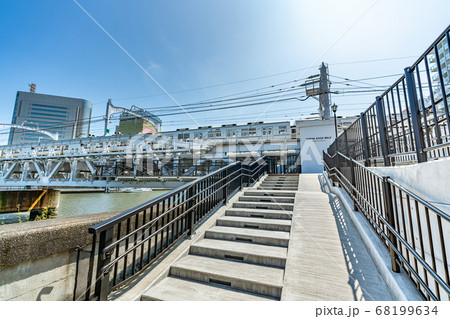 東京の都市風景 すみだリバーウォークと隅田川橋梁の風景 68199634