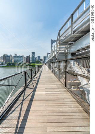 東京の都市風景 すみだリバーウォークと隅田川橋梁の風景 68199640