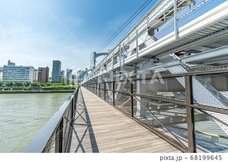 東京の都市風景 すみだリバーウォークと隅田川橋梁の風景 68199645