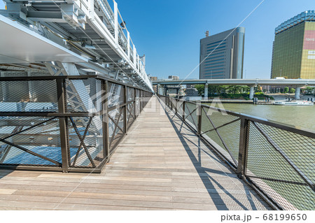 東京の都市風景 すみだリバーウォークと隅田川橋梁の風景 68199650