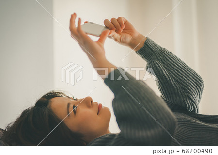 寝ながらスマホ　30代女性 68200490