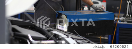 Specialist working with transport 68200623