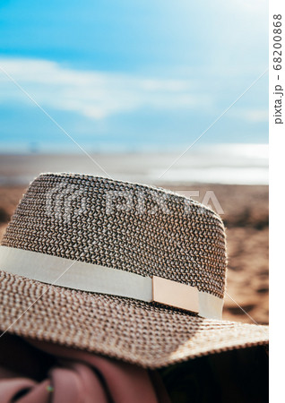 Womans Straw hat on the beach 68200868