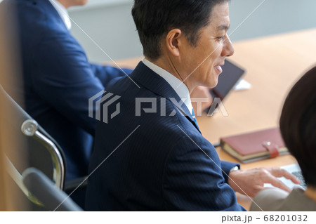 会議　リーダー　ビジネスパーソン 68201032
