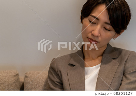 会社で昼寝 68201127