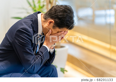 顔を覆うビジネスマン 68201133