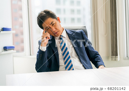 もの忘れをする50代ビジネスマン もの忘れをする50代ビジネスマン 68201142