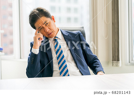 もの忘れをする50代ビジネスマン もの忘れをする50代ビジネスマン 68201143