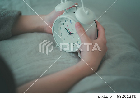 めざましを止める30代女性 めざましを止める30代女性 68201289