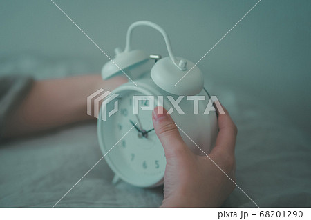 めざまし時計を止める30代女性 68201290