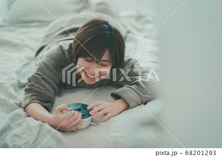 めざまし時計を止める30代女性 めざまし時計を止める30代女性 68201293
