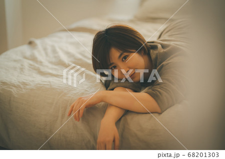 ベッドでゴロゴロする女性 68201303