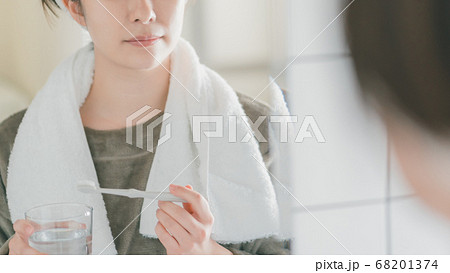 朝の歯磨きをする30代女性 朝の歯磨きをする30代女性 68201374