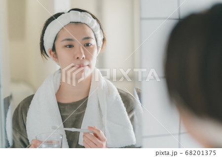 朝の歯磨きをする30代女性 68201375