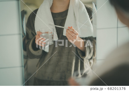朝の歯磨きをする女性 朝の歯磨きをする女性 68201376