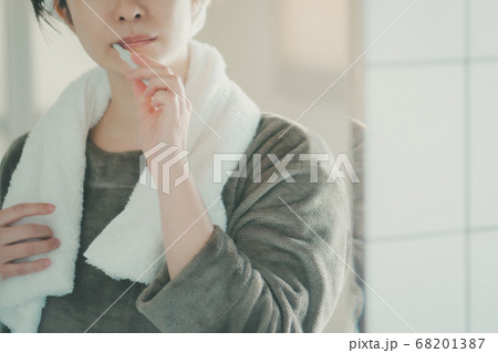 30代女性の朝歯磨き 68201387