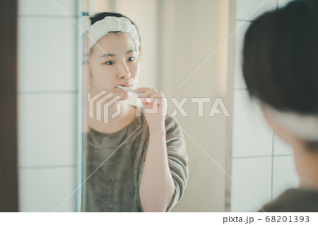 30代主婦の朝の歯磨き 30代主婦の朝の歯磨き 68201393