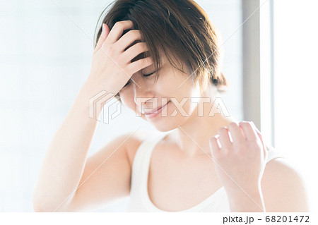 朝の髪型が決まらない30代女性の写真素材