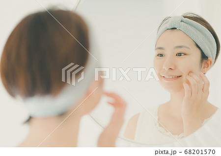 ヘアバンドをして朝美容をする30代女性 68201570