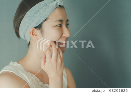 ヘアバンドをする30代女性 68201626