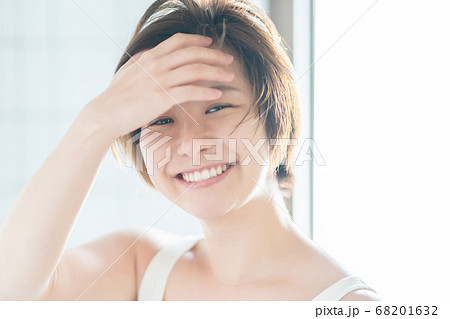 30代女性の寝起き 68201632