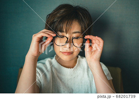 メガネに違和感を感じるメガネ女子 メガネに違和感を感じるメガネ女子 68201739