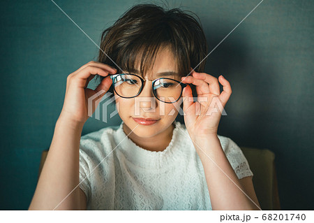 メガネに違和感を感じるメガネ女子 メガネに違和感を感じるメガネ女子 68201740