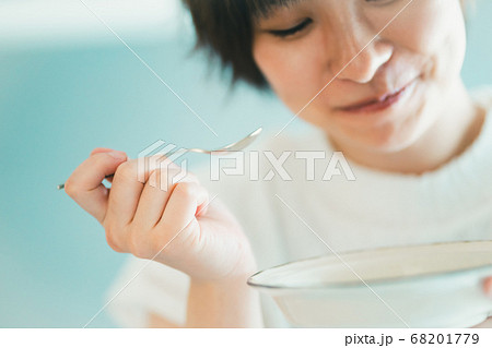 スプーンで食べるアラサー女子 68201779
