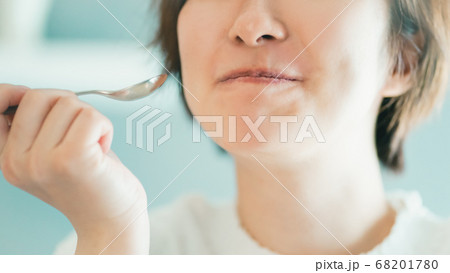 スプーンで食べるアラサー女子 スプーンで食べるアラサー女子 68201780