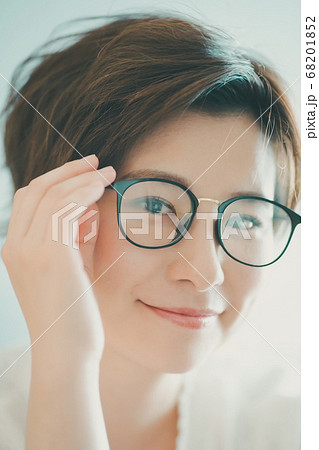 30代メガネ女性の写真素材