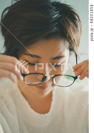 アラサーメガネ女子の写真素材