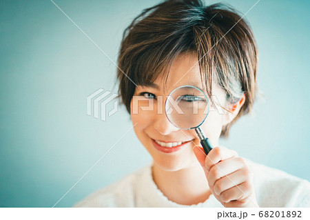 虫眼鏡を覗き込むアラサー女子 68201892