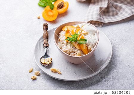 Oatmeal with apricots and nuts 68204205