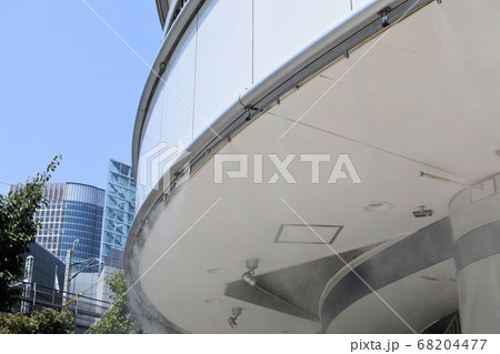 街中の熱中症予防に設置されたドライミスト装置 68204477