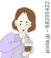 タピオカを飲む女性 68205422