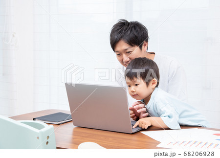 仕事の邪魔をする2歳の男の子 68206928